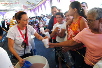 INTUR, Nicaragua EN LEON INTUR REPARTE MAS DE UN MIL VASOS DE CHICHA EN EL NOMBRE DE SAN BENITO