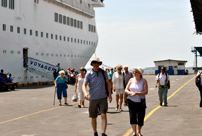 CRUCERO VOYAGER ATRACA EN PUERTO CORINTO