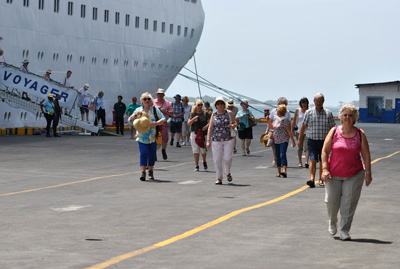 CRUCERO VOYAGER ARRIBA A PUERTO CORINTO