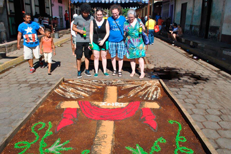 LAS ALFOMBRAS PASIONARIAS UN ARTE CENTENARIO DEL BARRIO INDIGENA DE SUTIABA