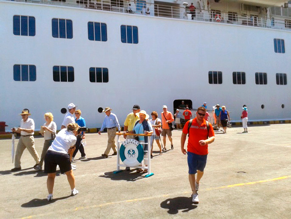 Llega a Corinto quinto crucero de la temporada