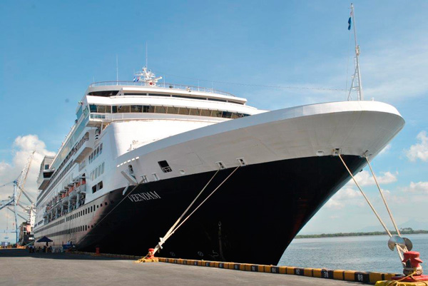 Crucero Veendam atraca en Corinto con más de un mil seiscientos turistas