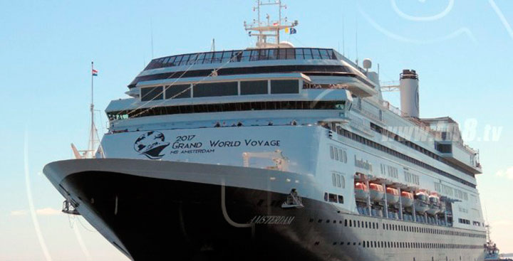 Amsterdam, cuarto crucero de la semana en puerto Corinto