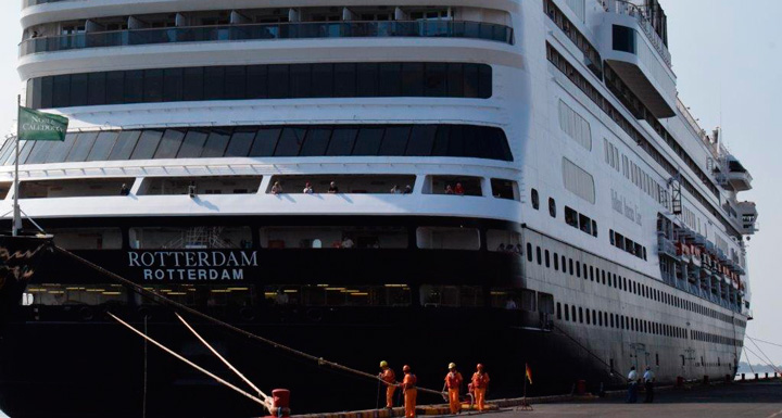 Dos cruceros atracan en el puerto de Corinto