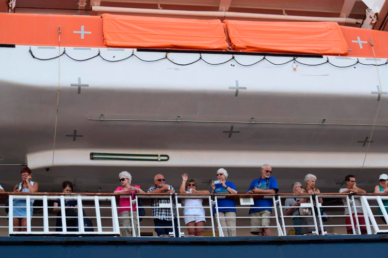 Dos cruceros atracan en el puerto de Corinto