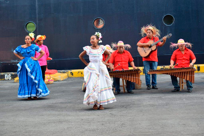 Dos cruceros atracan en el puerto de Corinto