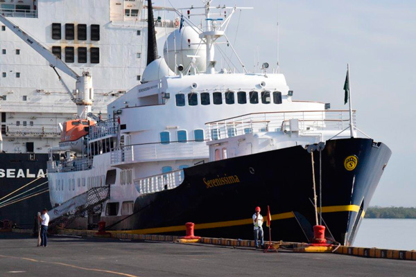 Dos cruceros atracan en el puerto de Corinto