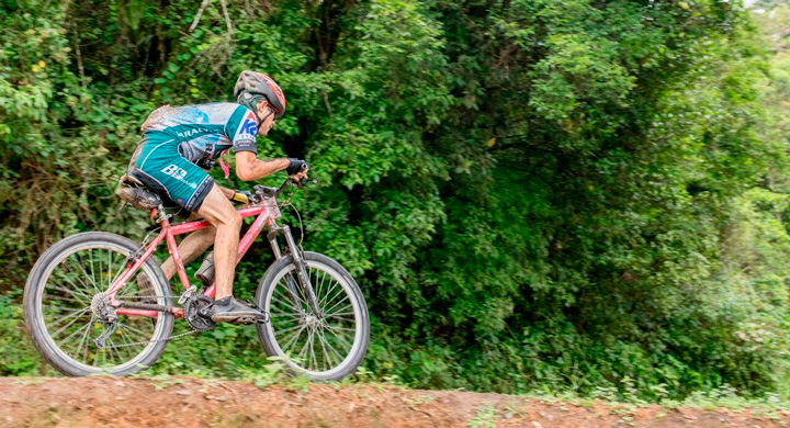 Cerro El Arenal atrae a más de 200 ciclistas