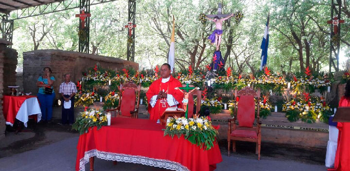 Leoneses inician Semana Santa con misa campal en León Viejo