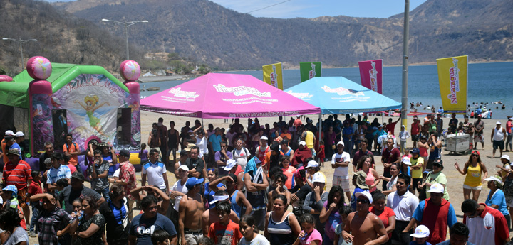 Miles de nicaragüense viven la alegría en Xiloá