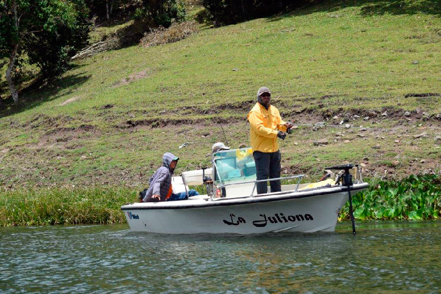 Un centenar de pescadores participan en torneo de pesca de Apanás