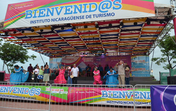 Madres celebran su día con mega mariachis