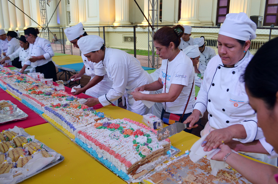 Madres celebran su día con mega mariachis