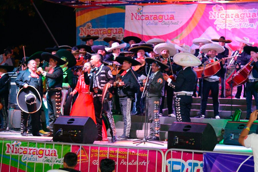 Madres celebran su día con mega mariachis