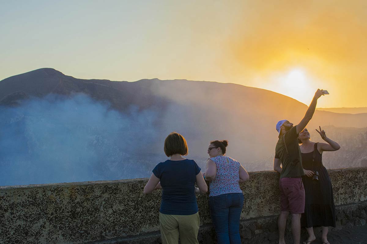 turistas en volcan Masaya