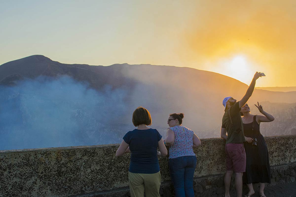 turistas en volcan Masaya