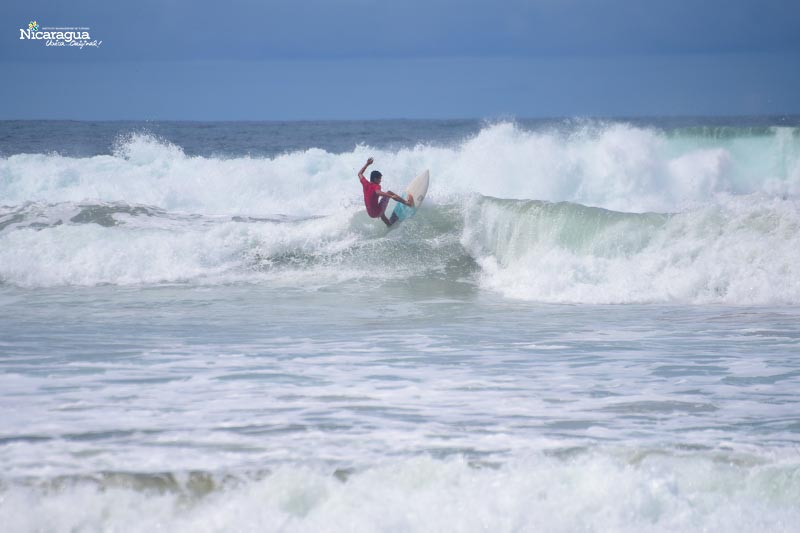 Surfista de Costa Rica en playa Maderas